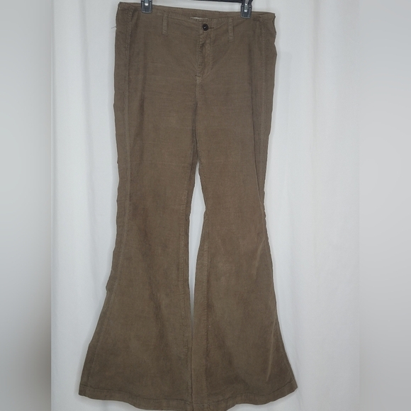 Free People Jolene Corduroy Flare Bellbottoms  in Light Military Green - Size 31 - Picture 3 of 12